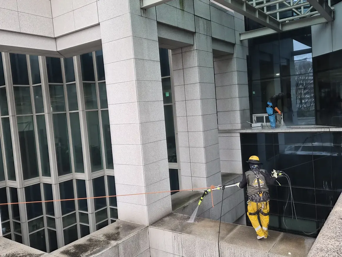청양군 목면 상가건물 옥상 파라펫 장비 주변 정밀 위생청소 사례 - 행진크린