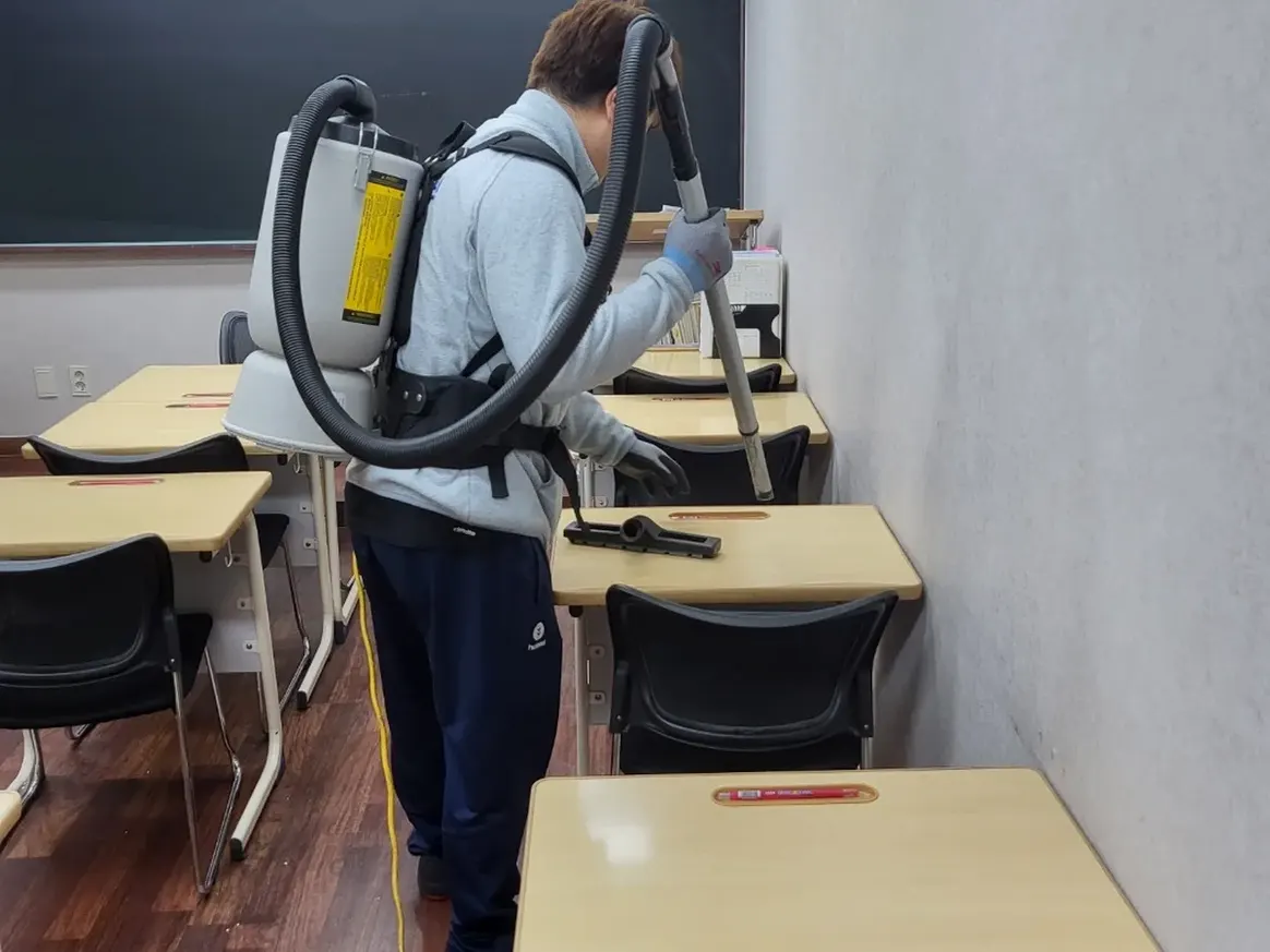 보령시 오천면 학교 현관·중앙홀 바닥 위생청소 사례 - 행진크린