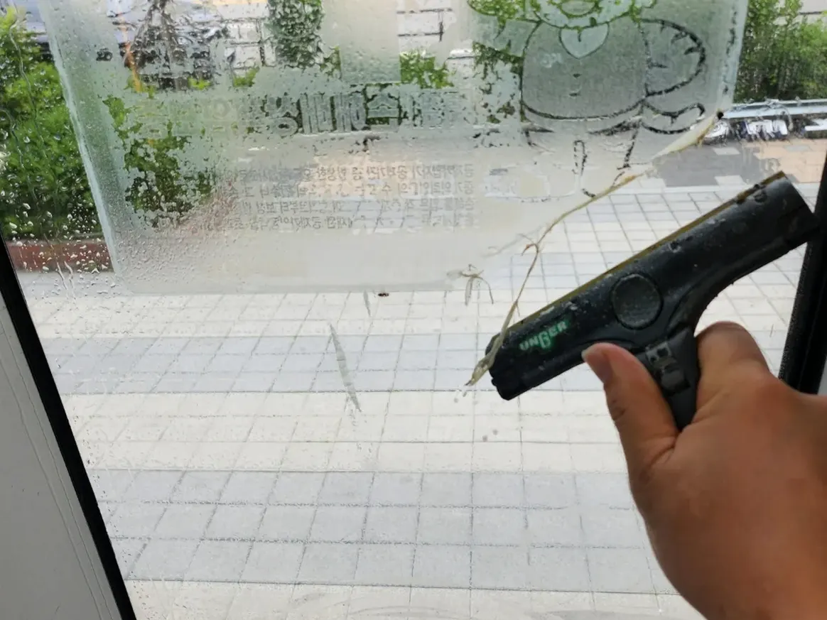 청양군 목면 사무실 고층 외창 장비 주변 정밀 위생청소 사례 - 행진크린